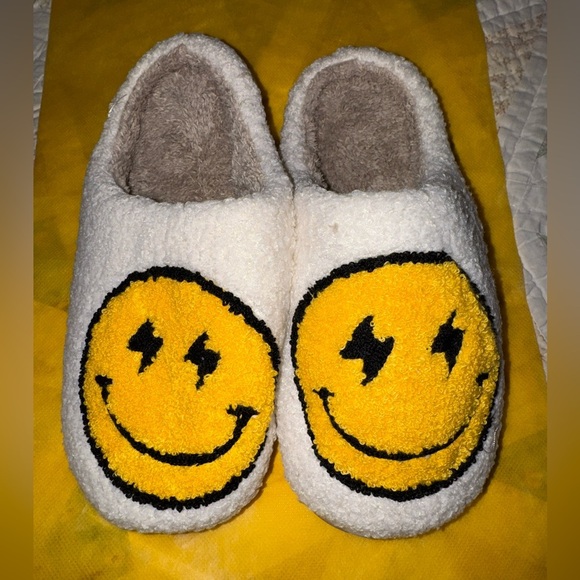 null Shoes - 💥SALE💥NEW Cozy Smiley Face Fuzzy Slippers – White & Yellow | Women’s 9–10